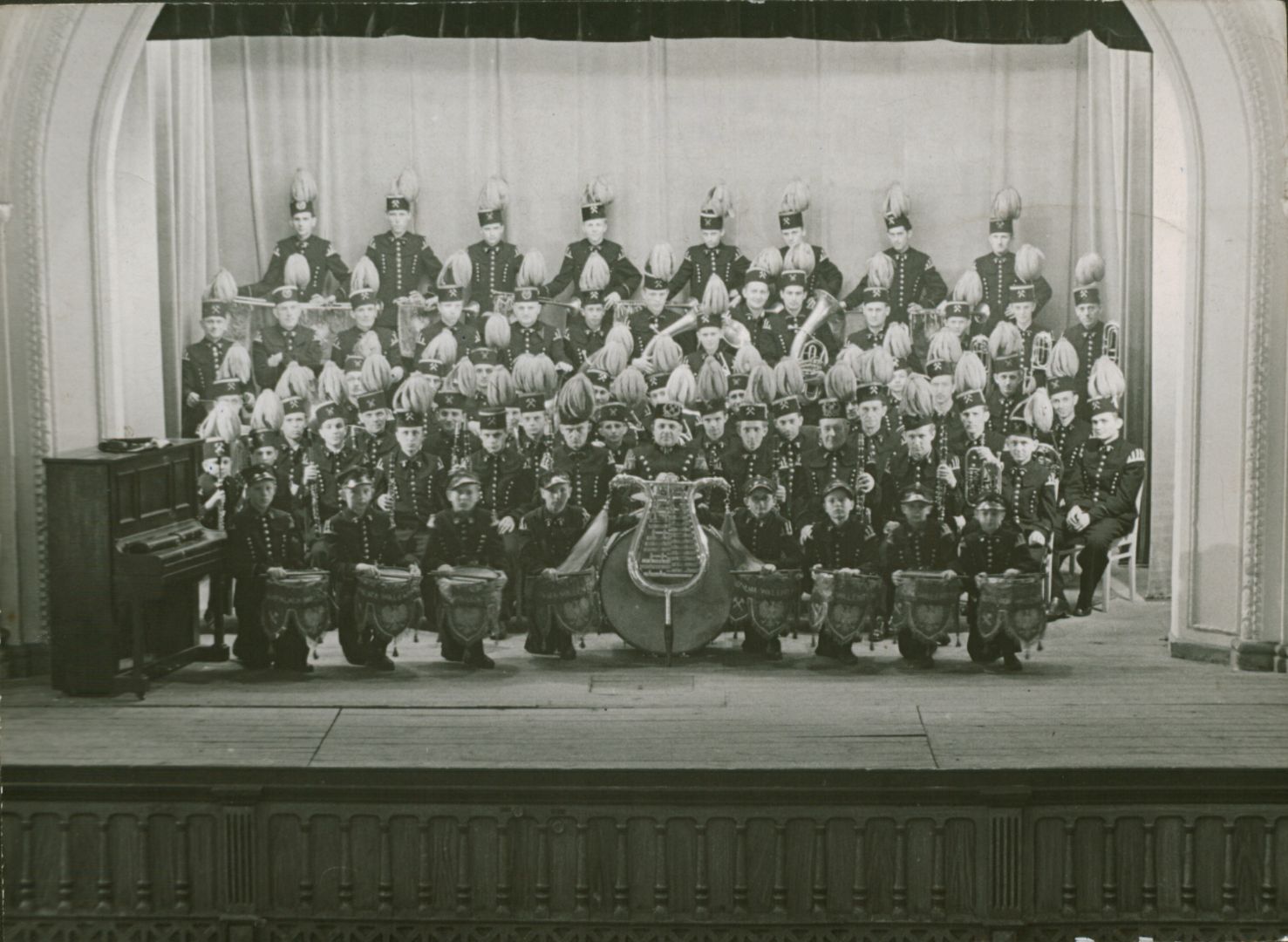 Orkiestra kopalni „Walenty-Wawel”, w pierwszym rzędzie Augustyn Kozioł trzymający lirę dzwonkową, 1951 rok.