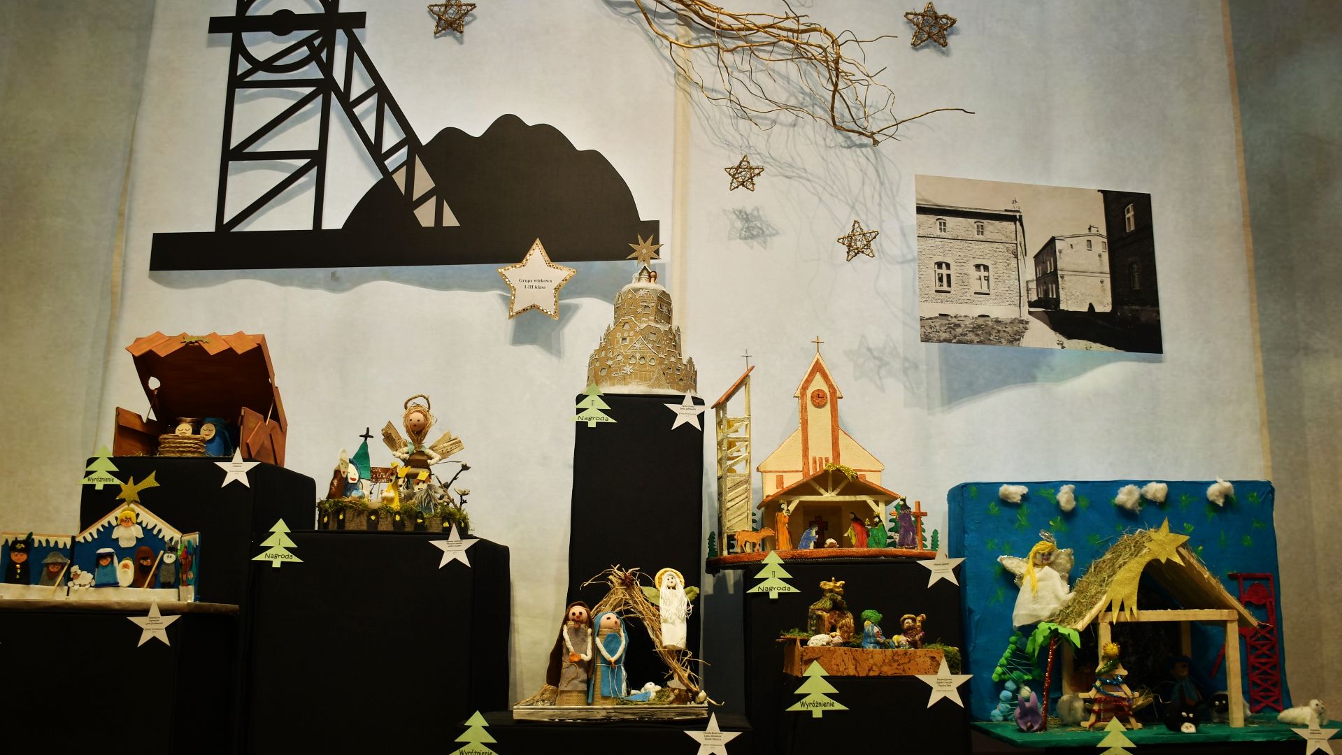 wystawa pokonkursowa szopek bożonarodzeniowych wykonanych przez uczniów szkół i przedszkoli